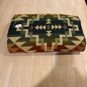 Gorgeous Alpaca soft blanket. New n…